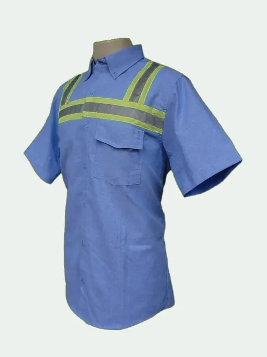 Camisa celeste de manga corta con cinta reflectiva en pecho y espalda