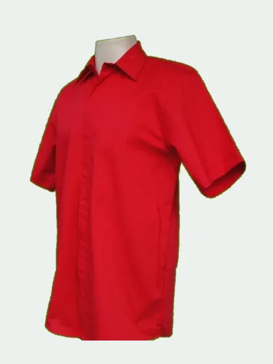 Camisa de vestir roja de manga corta con tapeta oculta