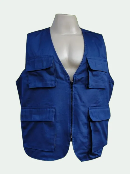 Chaleco azul de gabardina con cuatro bolsas y cierre frontal