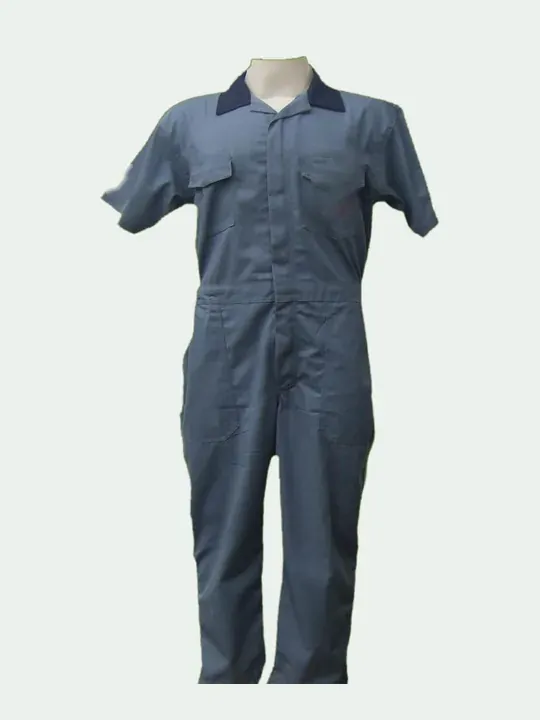 Overol gris de manga corta con cuello azul marino