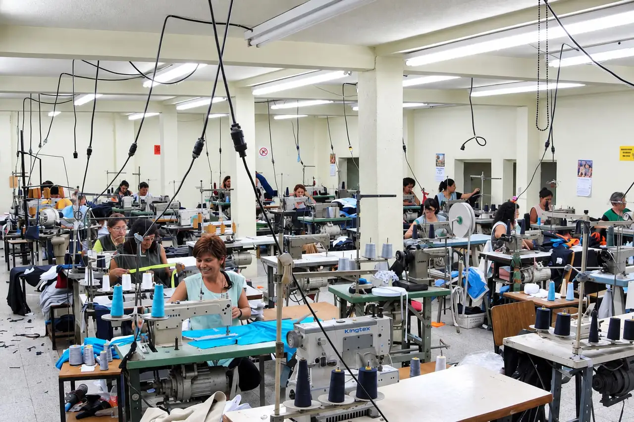 Área de confección de Uniformes Industriales OR con operarias en máquinas de coser